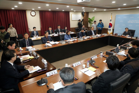 선거구획정위원회는 4·15 총선을 약 3개월 앞둔 지난 10일 서울 남현동 중앙선거관리위원회 관악청사에서 6개 원내 정당 관계자가 참석한 가운데 선거구 획정을 위한 정당 의견을 청취하는 회의를 열었다. 연합뉴스