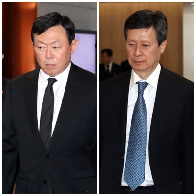 19일 서울 송파구 서울아산병원에 마련된 신격호 롯데그룹 명예회장의 빈소에 침통한 표정으로 들어가는 신동빈(왼쪽) 롯데그룹 회장과 조문한 뒤 장례식장을 나서는 신동주(오른쪽) 전 일본롯데홀딩스 부회장. 연합뉴스