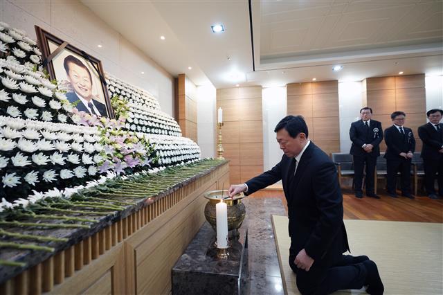 분향하는 신동빈 회장