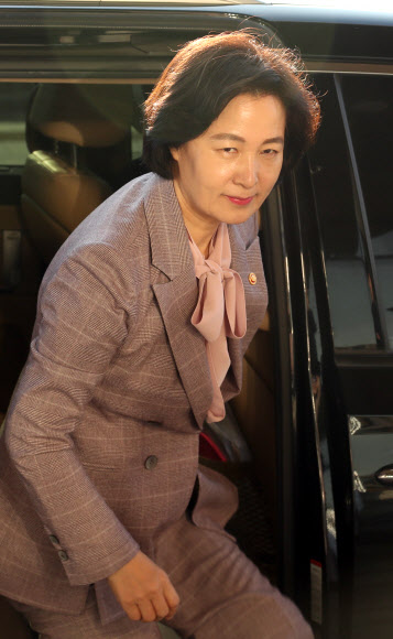 조국 전 법무부 장관의 사법 처리를 놓고 지난 18일 장례식장에서 불거진 검찰 간부들의 언쟁을 추미애 법무부 장관이 강하게 질타하면서 법무부와 검찰의 갈등이 악화일로로 치달았다. 사진은 20일 정부과천청사 법무부로 출근하고 있는 추 장관. 연합뉴스