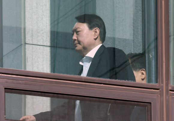 조국 전 법무부 장관의 사법 처리를 놓고 지난 18일 장례식장에서 불거진 검찰 간부들의 언쟁을 추미애 법무부 장관이 강하게 질타하면서 법무부와 검찰의 갈등이 악화일로로 치달았다. 사진은 20일 서울 서초구 대검찰청에서 구내식당으로 향하는 윤석열 검찰총장. 이종원 선임기자 jongwon@seoul.co.kr