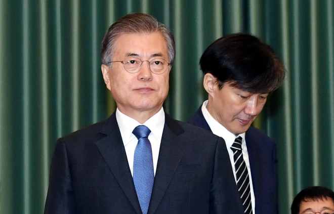 문재인 대통령과 조국 전 법무부 장관. 서울신문