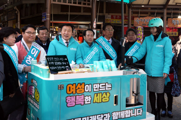 설날을 나흘 앞둔 21일 손학규(앞줄 왼쪽 세 번째) 바른미래당 대표가 충북 청주 육거리종합시장 입구에서 충북 지역 총선 예비 후보들과 함께 당의 여성정책을 홍보하고 있다. 청주 연합뉴스