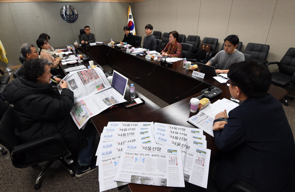 28일 서울 중구 세종대로 서울신문 본사 9층 대회의실에서 제125차 독자권익위원회가 열린 가운데 독자권익위원들이 서울신문의 최근 한 달간 보도에 대해 이야기하고 있다. 오장환 기자 5zzang@seoul.co.kr
