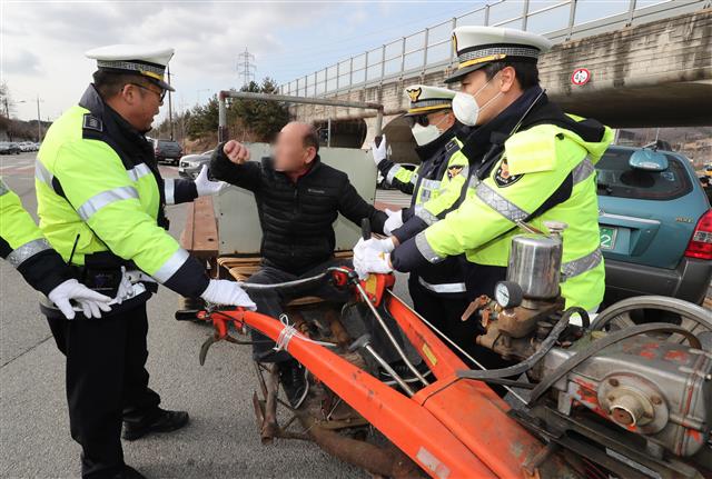 29일 오후 충남 아산 경찰인재개발원 정문 앞에서 아산 주민이 농기계로 집회장소로 이동하려 하자 경찰과 대치하고 있다. 정부는 아산 경찰인재개발원과 충북 진천 국가공무원인재개발원 시설에 우한 교민을 격리수용 하는 것으로 알렸다. 2020.1.29 뉴스1