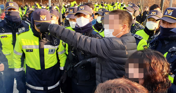 “우한 교민 격리 수용지 반대”...경찰과 대치하는 주민