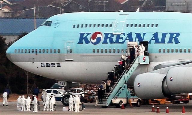 고국 땅 밟는 우한 교민들