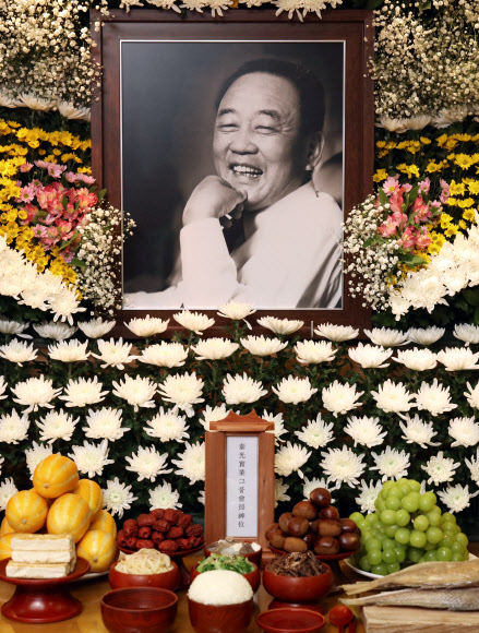 지난 1일 오후 경남 김해시 조은금강병원 장례식장에 마련된 고 박연차 태광실업 회장 빈소에 고인의 영정이 놓여 있다. 김해 연합뉴스