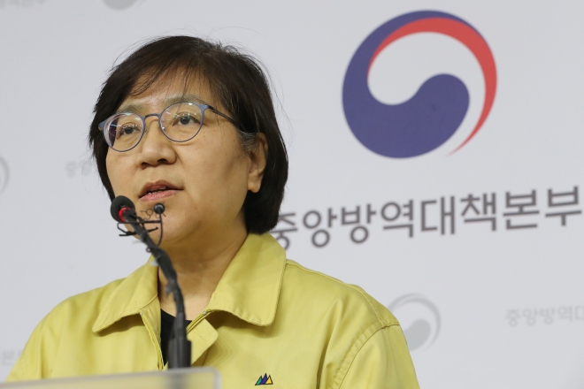 정은경 중앙방역대책본부장(질병관리본부장)이 5일 오후 세종시 정부세종청사에서 신종 코로나바이러스 감염증 국내 발생현황 및 확진환자 중간조사 결과 등 정례브리핑을 하고 있다. 2020.2.5 연합뉴스
