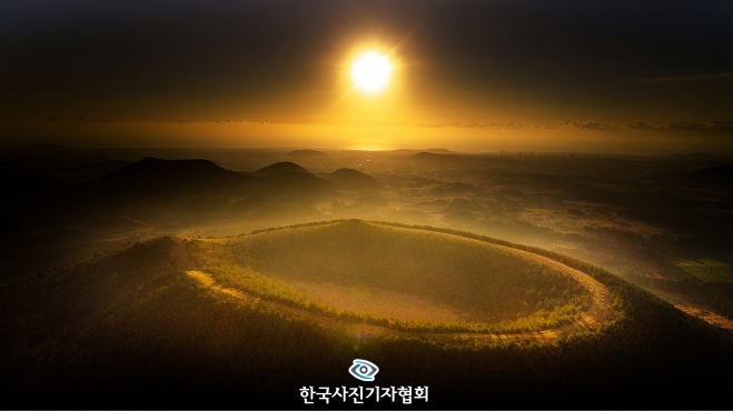 한국사진기자협회(회장:안주영)는 제56회 한국보도사진전 수상작을 선정, 발표했다. 한국보도사진상은 스팟, 제너럴, 피처 등 총 11개부문으로, 전국 신문, 통신사, 온라인매체 등 협회원 500여명의 사진기자들이 2019년 한 해 동안 정치, 경제, 사회, 문화, 스포츠 등 국내외 다양한 현장에서 취재한 보도사진을 언론사 사진부장 및 외부 전문가들이 엄선해 수상작을 가렸다. 제56회 한국보도사진전은 3월 18일 개막식을 시작으로 3월31일까지 서울 세종문화회관 미술관에서 전시한다. 사진은 한국보도사진전 가작을 수상한 서울신문 오장환기자의 ‘2020 대한민국 희망이 오른다’.