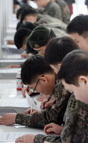 경기 고양시 일산서구 킨텍스에서 열린 전역 예정 장병 취업박람회를 찾은 군인들이 서류를 작성하고 있다. 연합뉴스