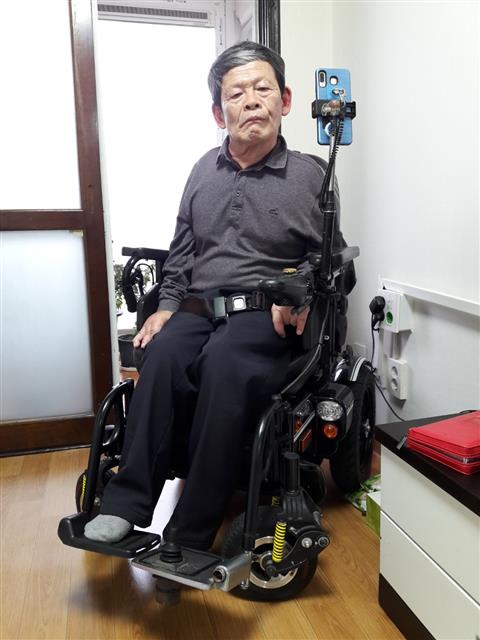중증 뇌병변장애인인 한상철씨를 지난 13일 자택에서 만났다. 한씨는 “장애인이 사람답게 살 수 있도록 만든 제도가 활동지원 서비스가 아니냐”면서 “하루 4시간 돌봄으로는 살지 못한다. 국회와 정부가 빨리 도와달라”고 말했다.
