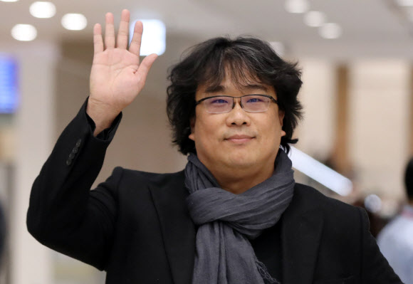 ‘기생충’으로 오스카상 4관왕을 휩쓴 봉준호 감독이 16일 오후 인천국제공항 2터미널을 통해 귀국하며 손을 흔들고 있다. 2020.2.16 연합뉴스