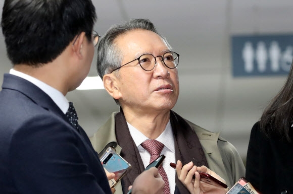 취재진 질문에 답하는 김형오