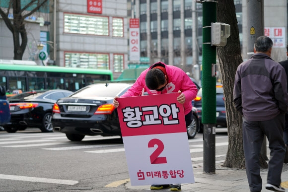 종로 출근길 인사하는 미래통합당 황교안 대표