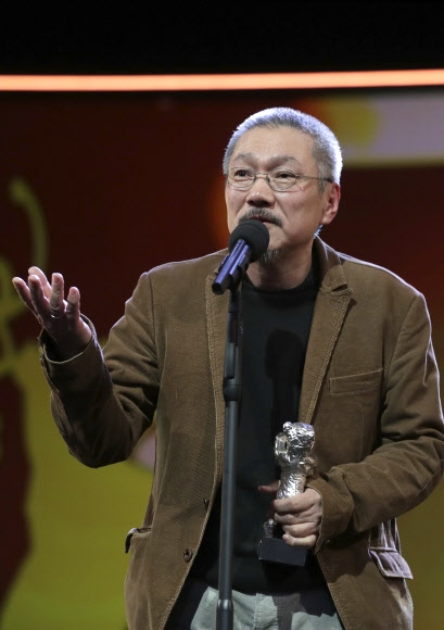 홍상수 감독이 29일 제70회 베를린국제영화제 감독상을 수상한 뒤 소감을 밝히고 있다. 베를린 AP 연합뉴스