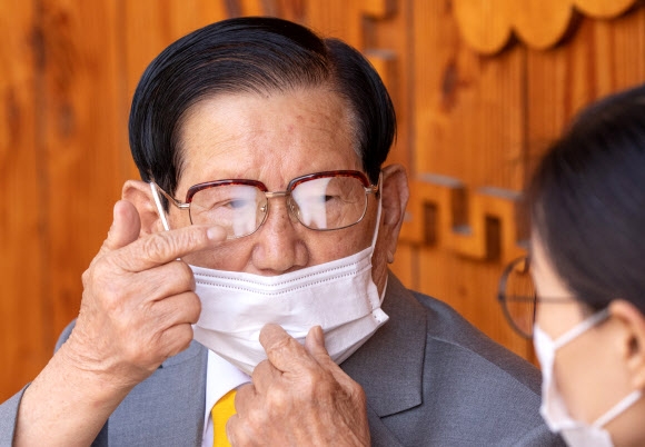 관계자와 대화하는 이만희 총회장