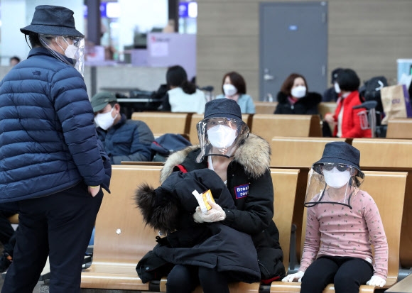 3일 오후 인천국제공항 제1여객터미널 출국장에서 중국 동방항공을 이용해 옌타이로 떠나는 가족이 얼굴 가리개와 마스크 등을 착용한 채 출국 준비를 하고 있다. 이들도 코로나19 바이러스 역유입을 우려한 옌타이 시 당국의 조치에 따라 14일 격리 생활에 들어갔을 것으로 보인다. 연합뉴스