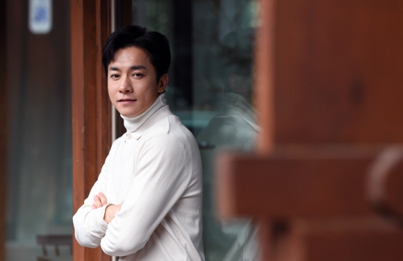 배우 김영민은 MBC ‘라디오스타’에 출연한 뒤 한동안 ‘동안 얼굴’로 화제몰이를 했다. 예전에는 콤플렉스였는데, 지금 생각해 보면 그 덕에 배우로서 좋은 기회를 많이 얻었던 거 같다”는 그에게 ‘동안 비결’을 물었더니 “철없이, 나잇값 못해야 하는데”라며 수줍게 웃었다. 2020.3.4 이종원 선임기자 jongwon@seoul.co.kr