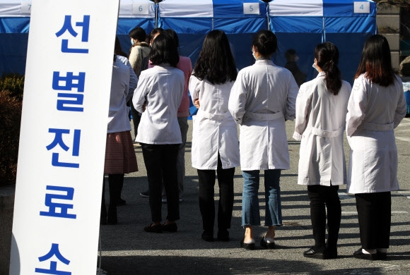 의료진과 환자 등 8명이 코로나19 확진 판정을 받아 진료가 중단된 경기도 성남시 분당제생병원에서 6일 오전 의료진과 병원 관계자들이 검체 채취를 위해 대기하고 있다. 연합뉴스