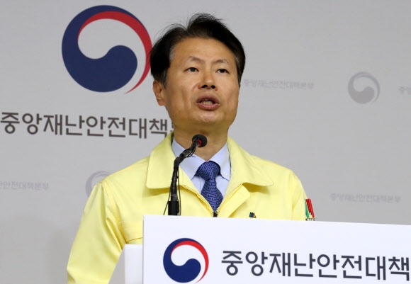김강립 중앙재난안전대책본부 제1총괄조정관(보건복지부 차관)이 9일 오전 세종시 정부세종청사에서 코로나19 대응 중앙재난안전대책본부 회의 결과 등 정례브리핑을 하고 있다. 2020.3.9 연합뉴스