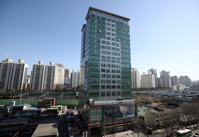 코로나19 집단감염이 발생한 콜센터가 입주해 있는 서울 구로구 신도림동의 코리아빌딩. 연합뉴스