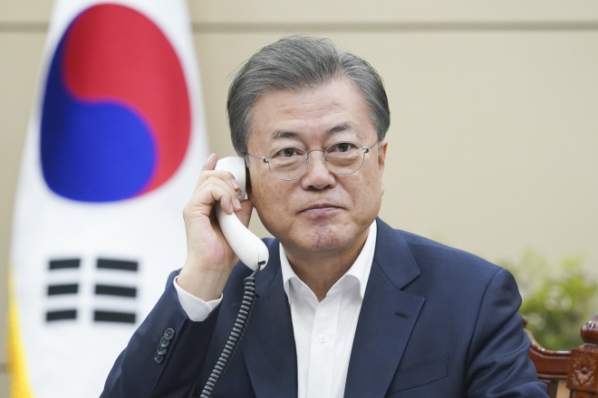 스웨덴 총리와 전화하는 문 대통령