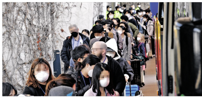 진단검사 위해 임시숙소 향하는 유럽발 입국자… 해외 유입 전면 차단은 안해