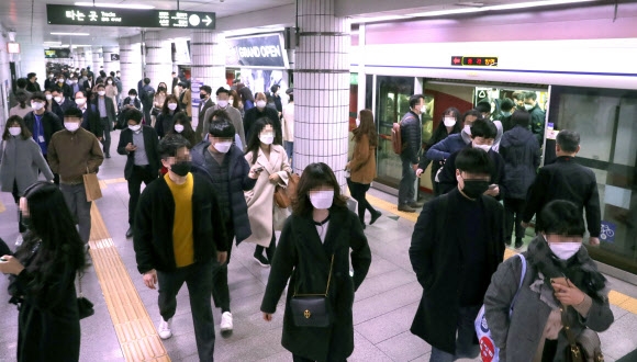 출근길 복잡한 지하철역