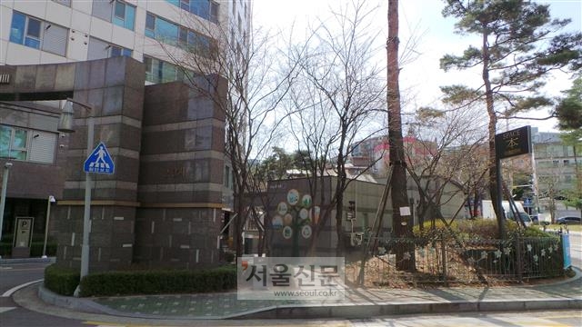 김경천 장군이 살았던 서울 종로구 사직동 집터. 아파트 단지로 변해 있고 뒤쪽이 캠벨 선교사 주택이 있는 야트막한 구릉지대다. 현재 남아 있는 김경천의 유일한 거주 흔적이다.