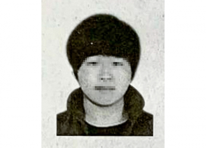 여성을 협박해 성 착취 불법 촬영물을 제작하고 유포한 텔레그램 ‘박사방’ 운영자 조주빈의 신원이 23일 언론에 공개됐다. 사진은 이날 SBS에서 보도한 조주빈의 모습.(모자이크 처리)