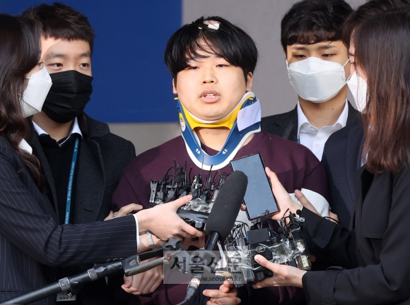 텔레그램에서 불법 성착취 영상을 제작, 판매한 박사방 사건의 주범 조주빈 씨가 25일 오전 서울 종로경찰서에서 검찰에 송치되기 위해 호송차량에 탑승하기 전 포토라인에 서고 있다. 2020.3.25 박윤슬 기자 seul@seoul.co.kr