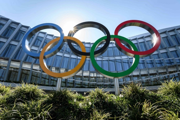 IOC 본부 건물 앞의 오륜 조형물