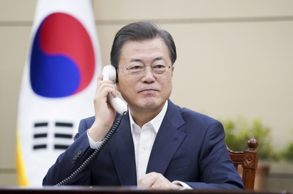 문재인 대통령이 26일 오전 청와대 여민관에서 쥐스탱 트뤼도 캐나다 총리와 전화 통화하고 있다. 2020.03.26. 청와대 제공