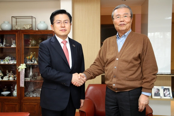 미래통합당 황교안 대표가 26일 김종인 전 더불어민주당 비상대책위원회 대표의 자택을 방문해 김 전 대표와 악수하고 있다. 김 전 대표는 이날 통합당 총괄선대위원장직을 수락했다. 미래통합당 제공