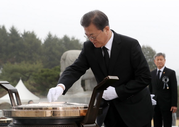 문 대통령, 서해수호의 날 기념식 분향