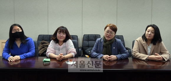 지난 2일 서울 중구 서울신문 본사에서 낙태죄 폐지를 이끌어 낸 시민단체 ‘모두를 위한 낙태죄 폐지 공동행동’(모낙폐) 활동가 4명이 인터뷰를 하고 있다. 왼쪽부터 박아름·문설희·나영 모낙폐 공동집행위원장과 이유림 공동집행위원. 정연호 기자 tpgod@seoul.co.kr
