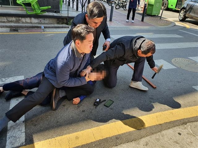 오세훈 후보에게 흉기든 괴한 접근 ‘현장에서 체포’