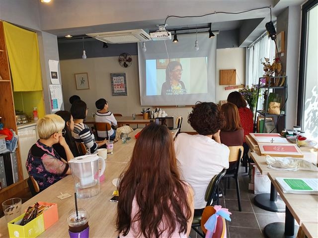 서울 은평구의 여성 1인 가구 공동체인 ‘은평시스터즈’는 혼자서는 하지 못하는 일이나 평소에 시도하지 않았던 일들을 함께한다. 사진은 가끔 모여서 여성 서사를 주제로 한 영상 콘텐츠를 감상한 뒤 서로의 의견을 나누기도 한다. 은평시스터즈 제공