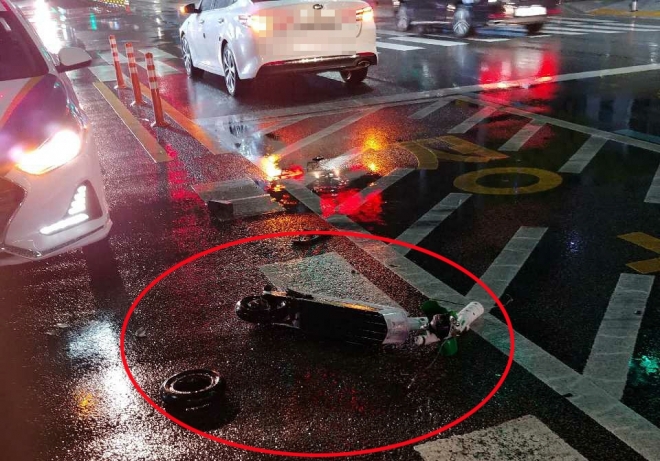 차량과 충돌한 전동 킥보드 관련 사진. 부산경찰청
