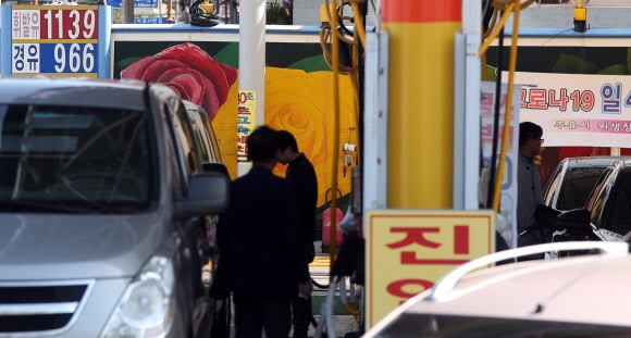 22일 경남 창원의 한 주유소가 휘발유를 ℓ당 1139원, 경유를 966원에 판매하고 있다. 최근 국제유가가 ‘마이너스’를 기록할 정도로 폭락한 가운데 국내 휘발유 가격도 하락세가 이어지고 있다. 창원 연합뉴스