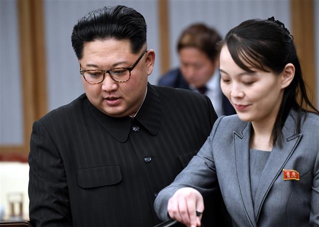 미국 CNN 등이 김정은 북한 국무위원장의 중태설을 보도한 다음날인 22일에도 북한 매체는 김 위원장의 건강 이상설에 대해 언급을 하지 않아 의문이 증폭되고 있다. 일본 요미우리신문은 이날 동생 김여정 노동당 제1부부장이 권한대행을 준비하고 있다고 보도하기도 했다. 사진은 김 위원장이 2018년 4월 27일 판문점 평화의 집에서 남북 정상회담을 하기 위해 자리로 다가가고 있는 모습. 오른쪽은 김 제1부부장. 서울신문 DB