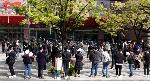 ‘닌텐도 스위치 동물의 숲 에디션’ 응모 기다리는 시민들