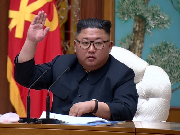 김정은 북한 국무위원장이 열흘 넘게 외부에 모습을 드러내지 않으면서 그의 건강 상태에 대해 여러 추측이 난무하고 있다. 사진은 조선중앙TV가 지난 12일 보도한 김 위원장의 마지막 공개 활동인 노동당 정치국 회의를 주재하는 모습. 연합뉴스