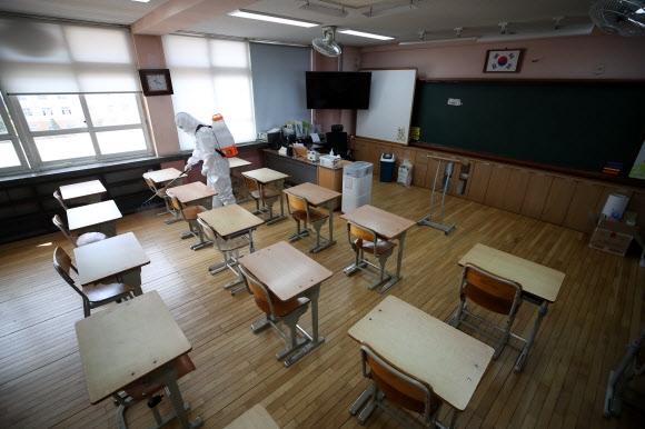 한 초등학교에서 신종 코로나바이러스 감염증(코로나19) 확산방지를 위한 방역을 하고 있다. 2020.4.21 연합뉴스 자료사진