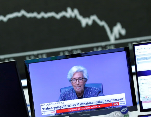 크리스틴 라가르드 유럽중앙은행(ECB) 총재가 지난 3월 12일(현지시간) ECB 본부에서 열린 통화정책회의 후 기자회견에서 입장을 밝히고 있다. 2020.4.30 로이터 연합뉴스