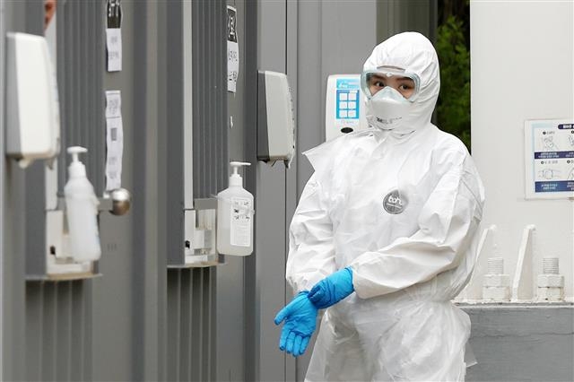 ‘근로자의날에도 벗지 못한 방호복’