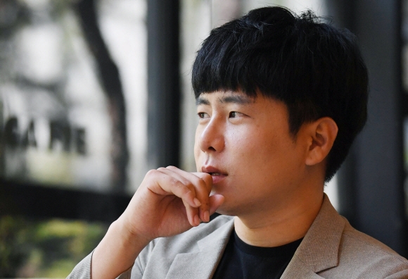 지난해 동생 구하라를 먼저 떠나보낸 구호인씨가 지난달 28일 서울 영등포구 여의도의 한 카페에서 서울신문과 만나 자신이 입법 청원한 민법 개정안(구하라법)에 대해 설명하고 있다. 구씨는 “하라에게 마지막 주는 선물이자 하라가 사회에 주는 선물”이라고 말했다. 이 법은 자녀 양육 의무를 다하지 못한 부모가 자녀 사망으로 재산적 이득을 취하지 못하도록 하는 게 주된 내용이다. 아직 국회를 통과하지는 못했다. 박윤슬 기자 seul@seoul.co.kr