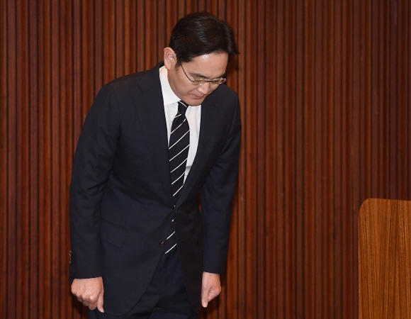 이재용 삼성전자 부회장이 6일 오후 서울 서초구 삼성전자 서초사옥에서 경영권 승계 관련 대국민 사과를 하고 있다. 2020. 5. 6 정연호 기자tpgod@seoul.co.kr