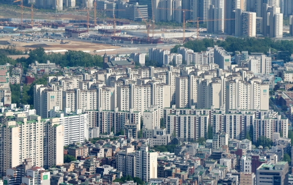 지난 4일 서울 송파구 롯데월드타워 전망대에서 바라본 강남구 아파트 단지의 모습. 뉴스1